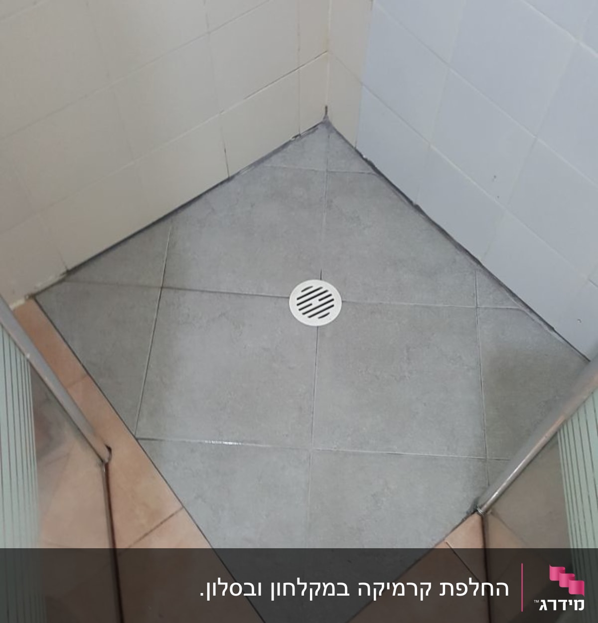 ריצוף חדש במקלחת עם ניקוז מרכזי